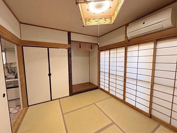 【和室】全居室6帖の広さが確保された過ごしやすい和室。※ＡＩを使用し編集した画像です。細部設備については一部描写が不足している箇所がございますので、あらかじめご了承ください。