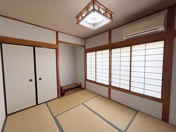 【和室】床の間もあるゆったりとした広さの和室。※ＡＩを使用し編集した画像です。細部設備については一部描写が不足している箇所がございますので、あらかじめご了承ください。