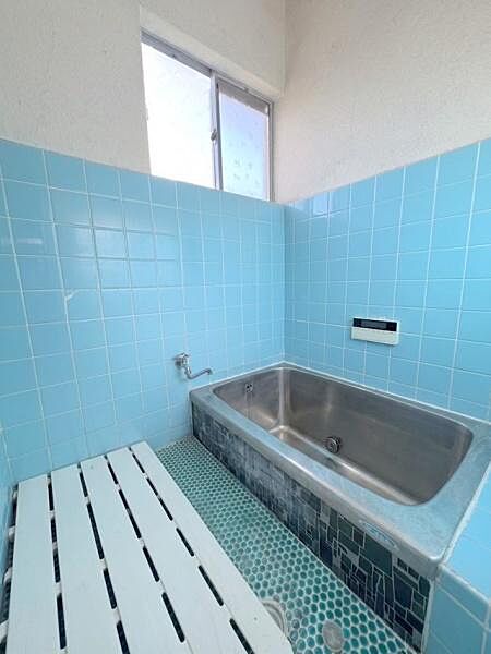 【浴室】レトロなタイル調デザインのバスルーム。自然換気可能な小窓付き。※ＡＩを使用し編集した画像です。細部設備については一部描写が不足している箇所がございますので、あらかじめご了承ください。