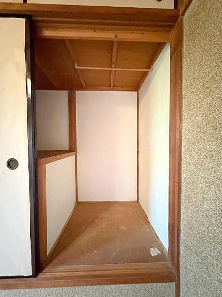 【収納】2階和室の収納。上下二段に分かれており仕分けして収納できます。※ＡＩを使用し編集した画像です。細部設備については一部描写が不足している箇所がございますので、あらかじめご了承ください。