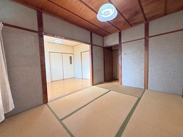 【和室】約6帖のゆとりある空間。客間としても活用できます。※ＡＩを使用し編集した画像です。細部設備については一部描写が不足している箇所がございますので、あらかじめご了承ください。