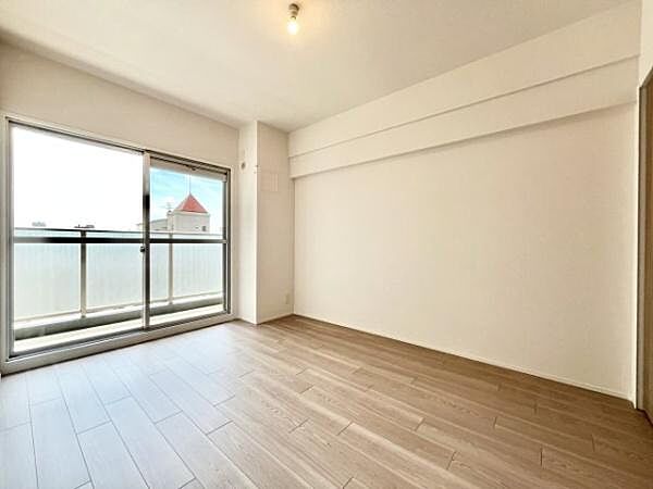 【洋室】バルコニーに面した明るいお部屋。