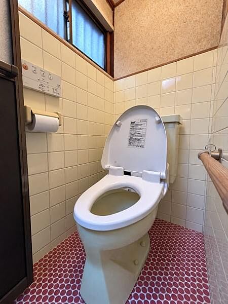 【トイレ】温水洗浄便座付きのトイレです。※ＡＩを使用し編集した画像です。細部設備については一部描写が不足している箇所がございますので、あらかじめご了承ください。