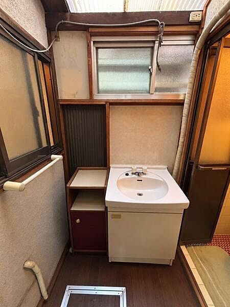 【洗面台・洗面所】下部収納付きの洗面化粧台。※ＡＩを使用し編集した画像です。細部設備については一部描写が不足している箇所がございますので、あらかじめご了承ください。