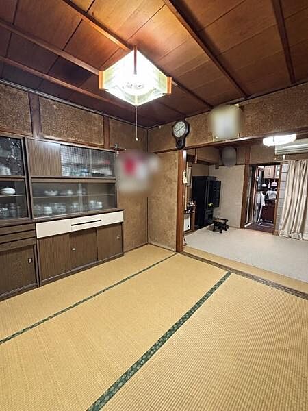 【和室】キッチンに隣接しておりダイニングとしても利用できます。※ＡＩを使用し編集した画像です。細部設備については一部描写が不足している箇所がございますので、あらかじめご了承ください。
