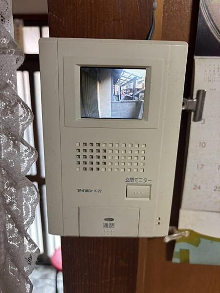【インターホン】来客確認ができるＴＶモニター付きインターホンです。※ＡＩを使用し編集した画像です。細部設備については一部描写が不足している箇所がございますので、あらかじめご了承ください。