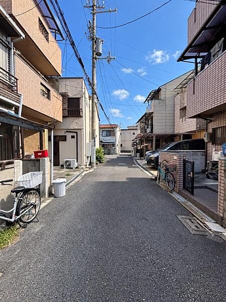 【前面道路】過ごしやすい閑静な住宅地の環境です。※ＡＩを使用し編集した画像です。細部設備については一部描写が不足している箇所がございますので、あらかじめご了承ください。