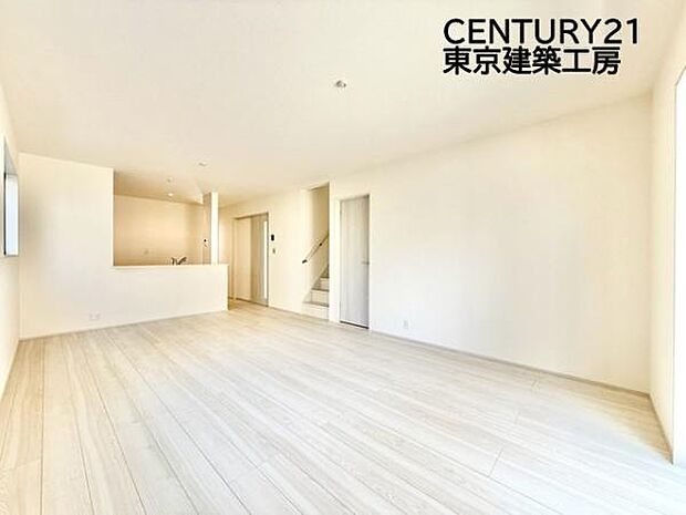 広々とした開放感あふれるリビングです。ゆったり寛げる充分な広さがございますので、ご家族でインテリアのレイアウトを考えるのも楽しみになりそうです。