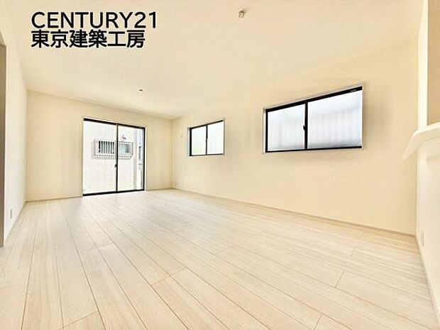 大きな窓のあるリビングは、陽光あふれる明るい空間です。居心地良く、ご家族皆がゆったり寛げる憩いの空間となりそうです。