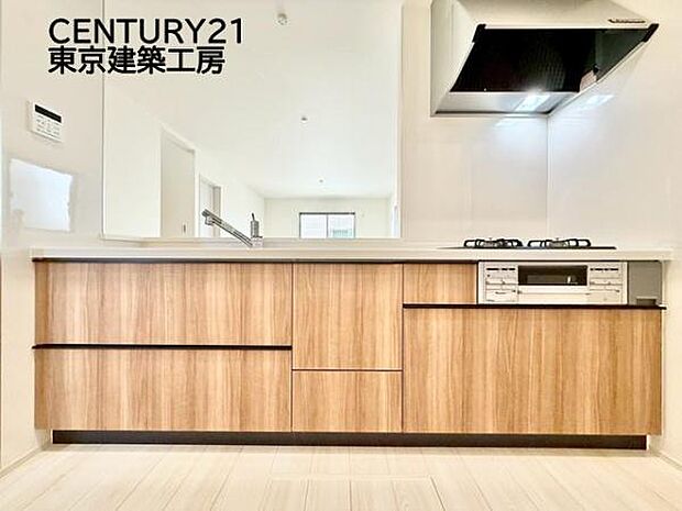 調理がはかどるシステムキッチン♪収納豊富で、シンクも作業スペースも広いのでスムーズに料理ができますね。3口コンロ、グリル付き。