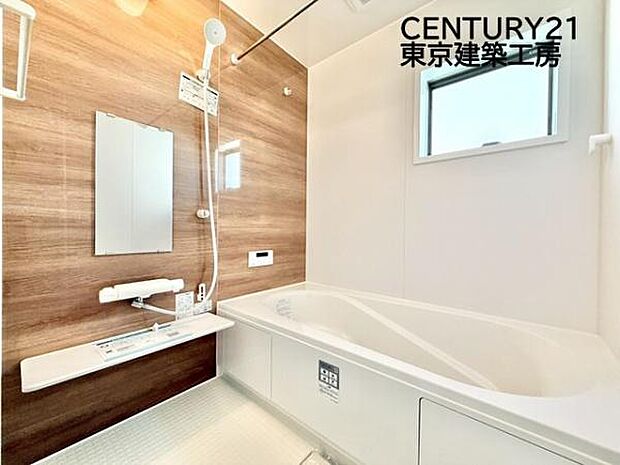 癒しの空間バスルームです。天気に左右されずに洗濯物を乾かせる、浴室乾燥機付きです。