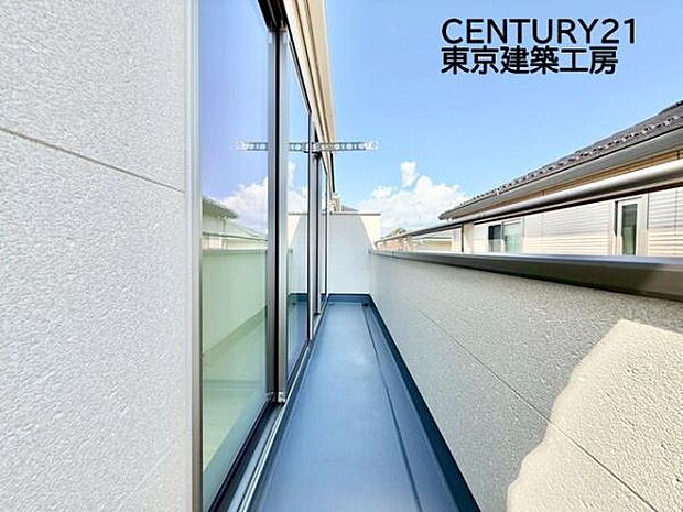 頬をなでる優しい風を感じることが出来るバルコニー。つい深呼吸をしたくなる気持ちの良い場所はこのお部屋の自慢です。お洗濯物を干すスペースとしても十分な広さがあります。