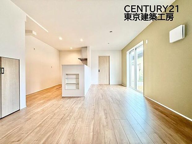 採光良好なリビングは、ご家族の憩いの空間。居心地の良い快適な安らぎの場所にもなりそうです。