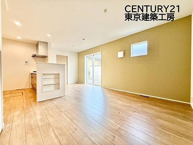 大きな窓のあるリビングは、陽光あふれる明るい空間です。居心地良く、ご家族皆がゆったり寛げる憩いの空間となりそうです。