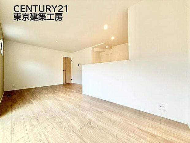 広々とした開放感あふれるリビングです。ゆったり寛げる充分な広さがございますので、ご家族でインテリアのレイアウトを考えるのも楽しみになりそうです。