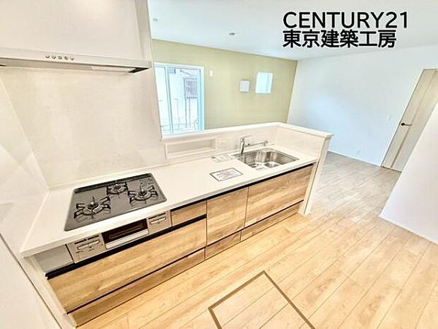 リビングが見渡せる対面式キッチン。収納に関しても十分なスペースが確保されているので、とても便利です。