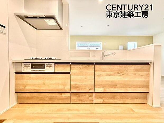 調理がはかどるシステムキッチン♪収納豊富で、シンクも作業スペースも広いのでスムーズに料理ができますね。3口コンロ、グリル付き。