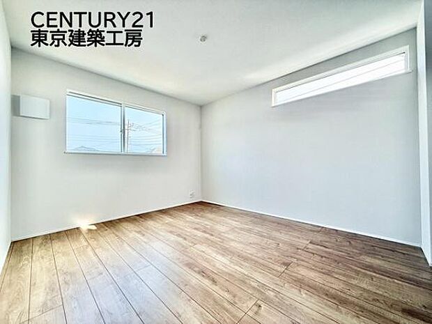 シンプルで清潔感のある洋室に仕上がっています。シンプルな洋室だからこそ、飽きることなく長く快適に過ごしていくことができるでしょう。