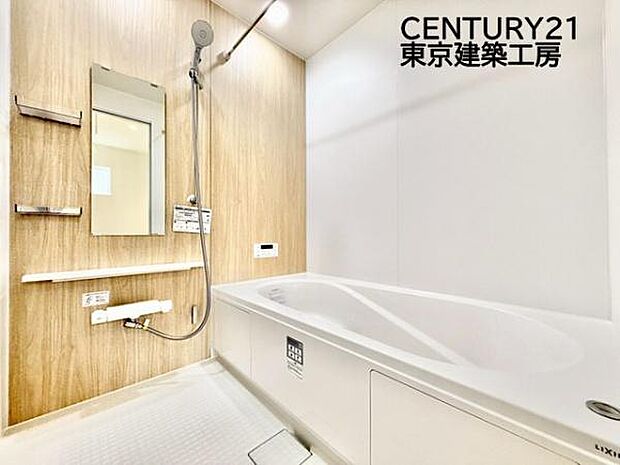 癒しの空間バスルームです。天気に左右されずに洗濯物を乾かせる、浴室乾燥機付きです。