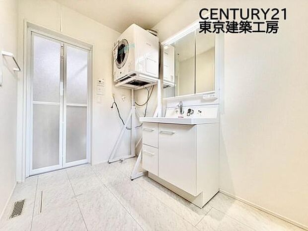 毎日使うものだから清潔な空間を保ちたい水回り。洗面にはそんな願いを解消させてくれる収納アイデアが満載です。三面鏡の裏側にはキャビネットが現れ小物から背の高い物まで収納できます。