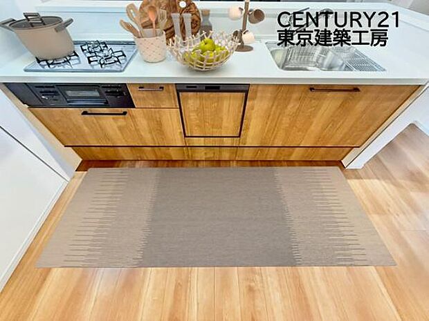 【同仕様：家具はCGにてレイアウト】調理がはかどるシステムキッチン♪収納豊富で、シンクも作業スペースも広いのでスムーズに料理ができます。