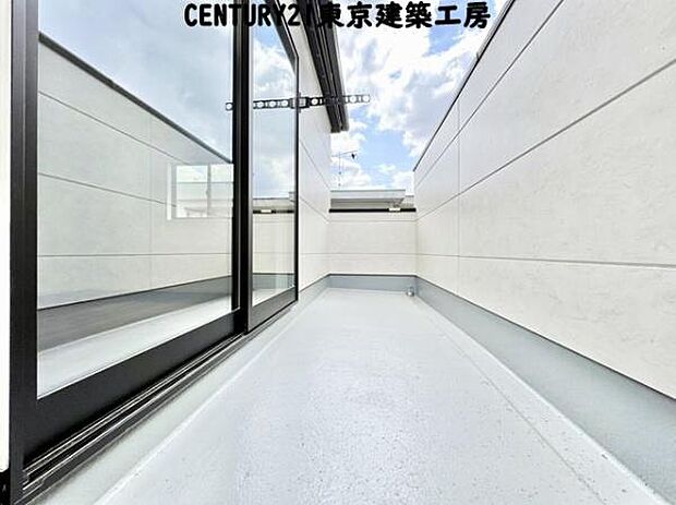 【施工例写真】頬をなでる優しい風を感じることが出来るバルコニー。つい深呼吸をしたくなる気持ちの良い場所はこのお部屋の自慢です。お洗濯物を干すスペースとしても十分な広さがあります。