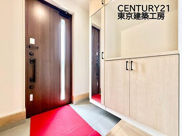 住まいの顔とも言われているのが玄関です。清潔感のある玄関は、それだけで住まい全体の印象を大幅にアップさせてくれます。気持ちよく利用することができるでしょう。