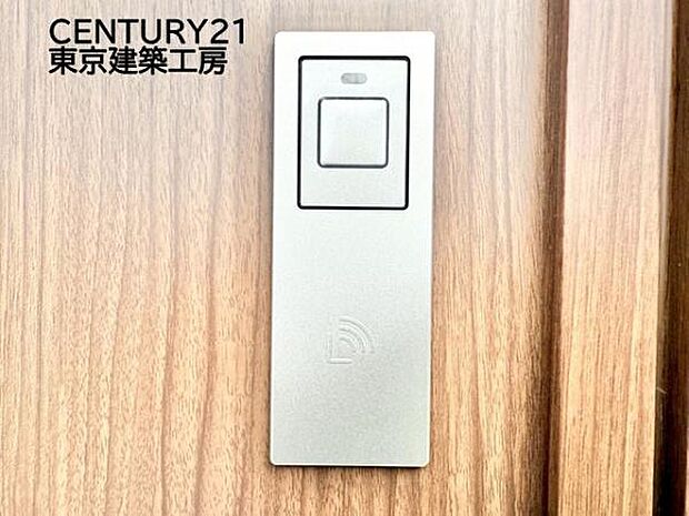 玄関ドアは防犯力高めのスマートキー機能搭載!手がふさがっている時なども便利です。