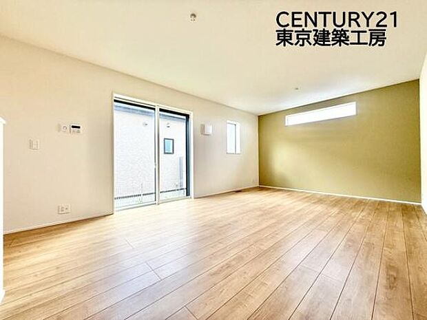 大きな窓のあるリビングは、陽光あふれる明るい空間です。居心地良く、ご家族皆がゆったり寛げる憩いの空間となりそうです。