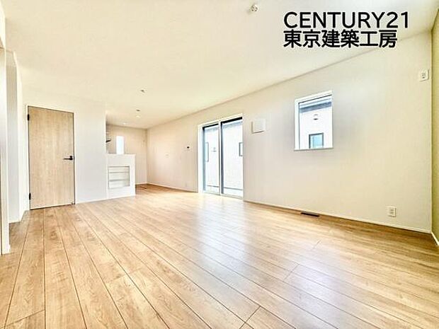 広々とした開放感あふれるリビングです。ゆったり寛げる充分な広さがございますので、ご家族でインテリアのレイアウトを考えるのも楽しみになりそうです。