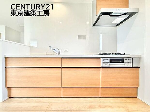 調理がはかどるシステムキッチン♪収納豊富で、シンクも作業スペースも広いのでスムーズに料理ができますね。3口コンロ、グリル付き。