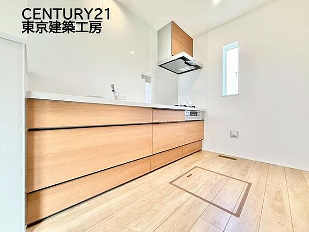 リビングが見渡せる対面式キッチン。収納に関しても十分なスペースが確保されているので、とても便利です。