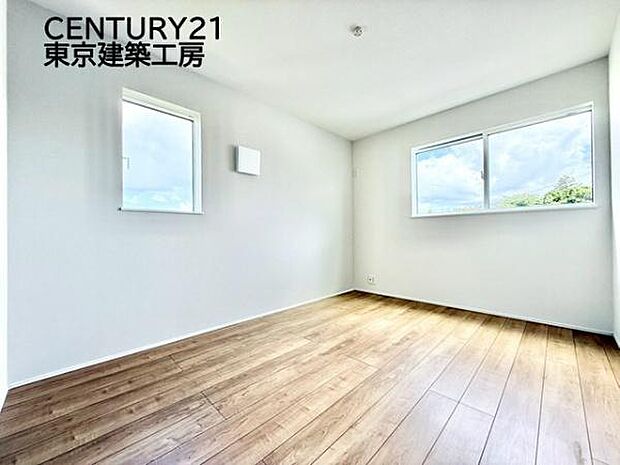 シンプルで清潔感のある洋室に仕上がっています。シンプルな洋室だからこそ、飽きることなく長く快適に過ごしていくことができるでしょう。