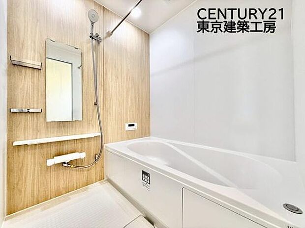 癒しの空間バスルームです。天気に左右されずに洗濯物を乾かせる、浴室乾燥機付きです。