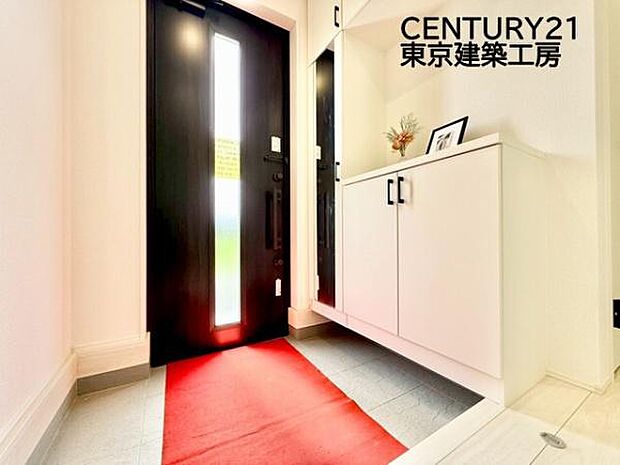 住まいの顔とも言われているのが玄関です。清潔感のある玄関は、それだけで住まい全体の印象を大幅にアップさせてくれます。気持ちよく利用することができるでしょう。