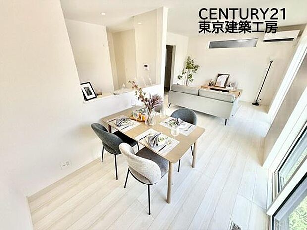 オープンでのびやかな空間を生み出す、こだわりの「広がり」と「ゆとり」。ご家族の会話がはずむ開放的なLDKです♪