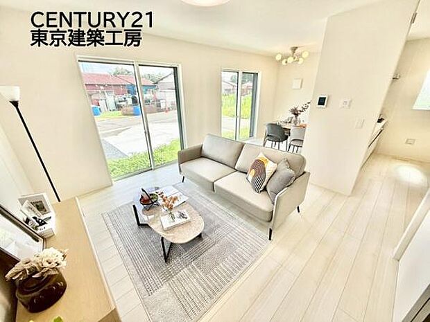 広々とした開放感あふれるリビングです。ゆったり寛げる充分な広さがございますので、ご家族でインテリアのレイアウトを考えるのも楽しみになりそうです。