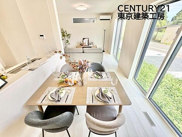 大きな窓のあるリビングは、陽光あふれる明るい空間です。居心地良く、ご家族皆がゆったり寛げる憩いの空間となりそうです。