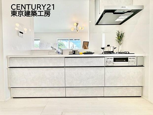 調理がはかどるシステムキッチン♪収納豊富で、シンクも作業スペースも広いのでスムーズに料理ができますね。3口コンロ、グリル付き。