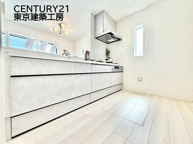 リビングが見渡せる対面式キッチン。収納に関しても十分なスペースが確保されているので、とても便利です。