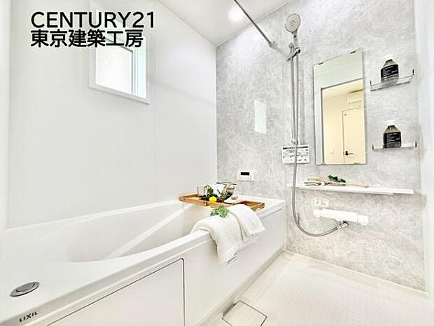 癒しの空間バスルームです。天気に左右されずに洗濯物を乾かせる、浴室乾燥機付きです。