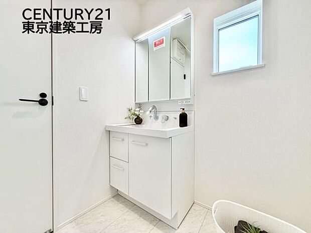 毎日使うものだから清潔な空間を保ちたい水回り。洗面にはそんな願いを解消させてくれる収納アイデアが満載です。三面鏡の裏側にはキャビネットが現れ小物から背の高い物まで収納できます。