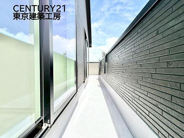 頬をなでる優しい風を感じることが出来るバルコニー。つい深呼吸をしたくなる気持ちの良い場所はこのお部屋の自慢です。お洗濯物を干すスペースとしても十分な広さがあります。