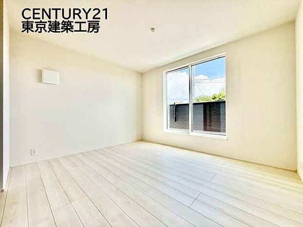 採光良好な洋室は複層ガラスの遮熱効果と断熱効果で、一年中快適に過ごせます♪