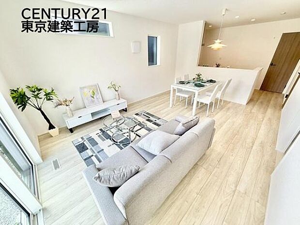 広々とした開放感あふれるリビングです。ゆったり寛げる充分な広さがございますので、ご家族でインテリアのレイアウトを考えるのも楽しみになりそうです。