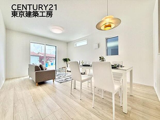 大きな窓のあるリビングは、陽光あふれる明るい空間です。居心地良く、ご家族皆がゆったり寛げる憩いの空間となりそうです。