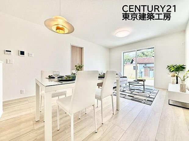 オープンでのびやかな空間を生み出す、こだわりの「広がり」と「ゆとり」。ご家族の会話がはずむ開放的なLDKです♪