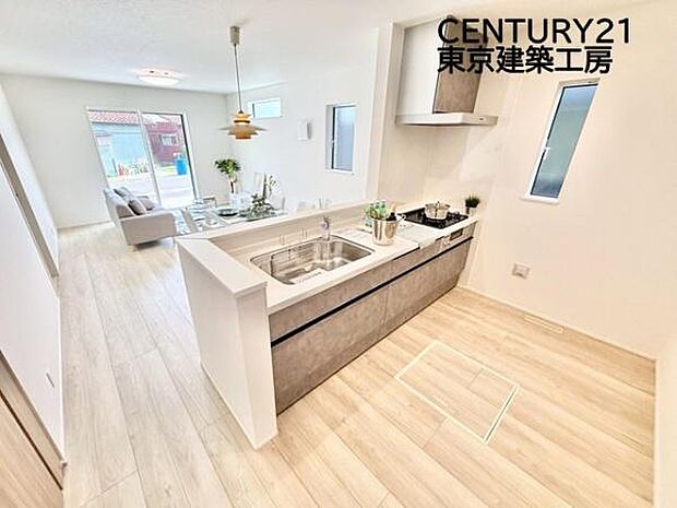 リビングが見渡せる対面式キッチン。収納に関しても十分なスペースが確保されているので、とても便利です。