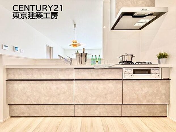 調理がはかどるシステムキッチン♪収納豊富で、シンクも作業スペースも広いのでスムーズに料理ができますね。3口コンロ、グリル付き。