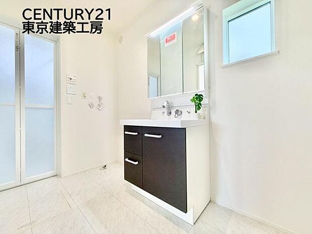 毎日使うものだから清潔な空間を保ちたい水回り。洗面にはそんな願いを解消させてくれる収納アイデアが満載です。三面鏡の裏側にはキャビネットが現れ小物から背の高い物まで収納できます。